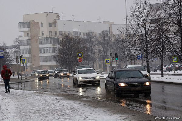 Сотрудники ГИБДД спасли дальнобойщика от холода