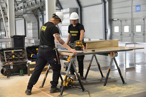Фоторепортаж: в Екатеринбурге начался первый профессиональный чемпионат среди строителей