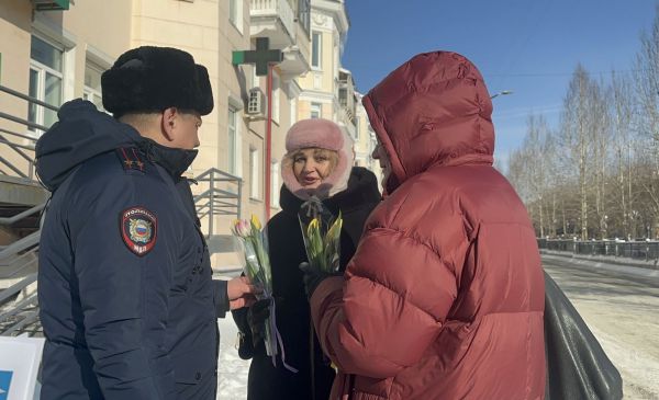 В Первоуральске полицейские подарили женщинам тюльпаны и инструкцию, как не попасться на удочку мошенников