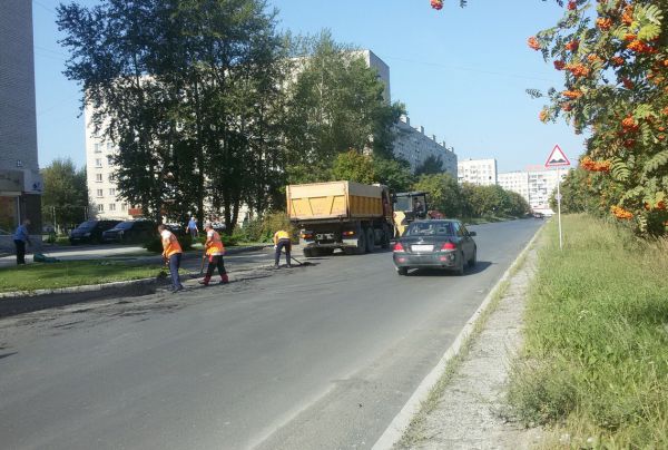 В Асбесте депутаты обнаружили недовложение асфальта на дороге