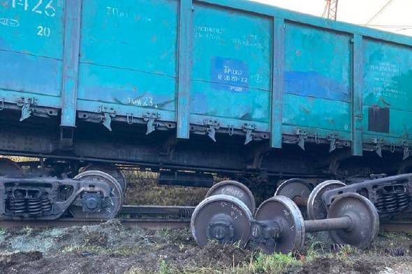 На станции в Свердловской области с рельсов сошел поезд, перевернулись два вагона