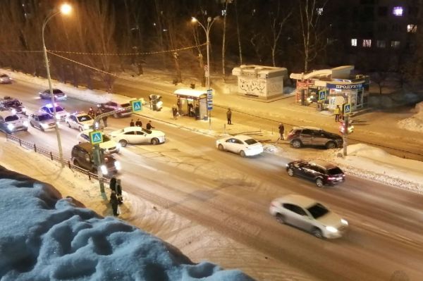 Потерял управление: в Екатеринбурге водитель на Nissan врезался в толпу на тротуаре