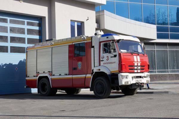 В Екатеринбурге загорелась квартира в высотке на Самолетной