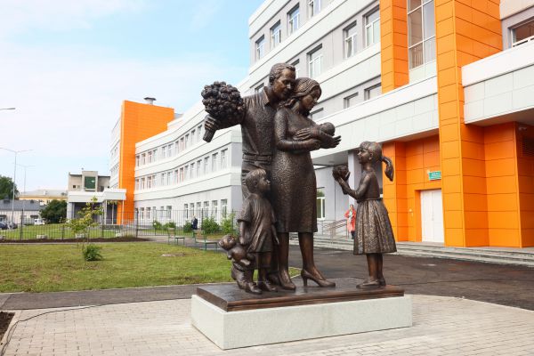 В Верхней Пышме перед роддомом установили скульптуру «Счастливая семья»