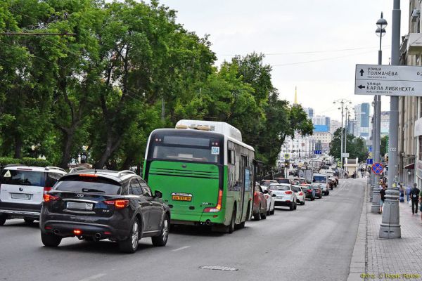На 15 перекрестах в Екатеринбурге заменят светофоры. Публикуем список улиц