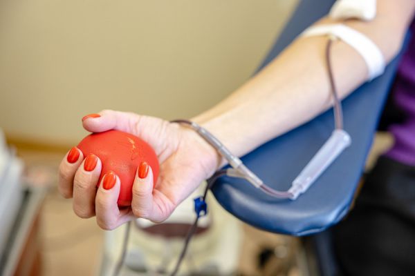 Неделя донорства: все больше свердловчан готовы поделиться кровью ради спасения других людей