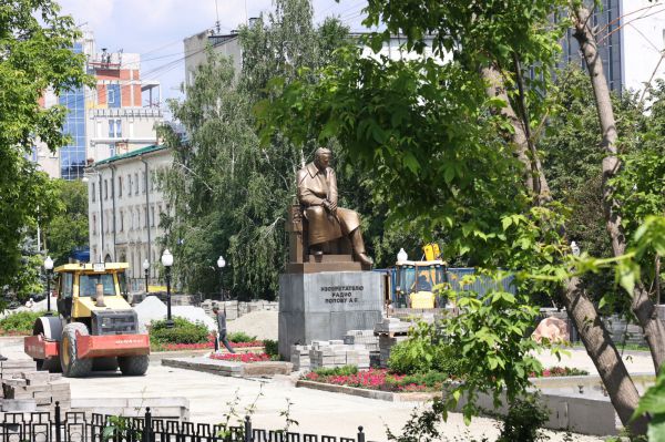 В Екатеринбурге стартовал ремонт плитки в сквере имени Попова