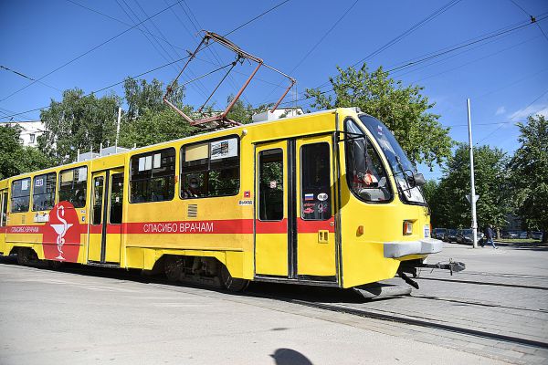 Фоторепортаж: в Екатеринбурге в рейс вышли трамваи, похожие  на реанимобили