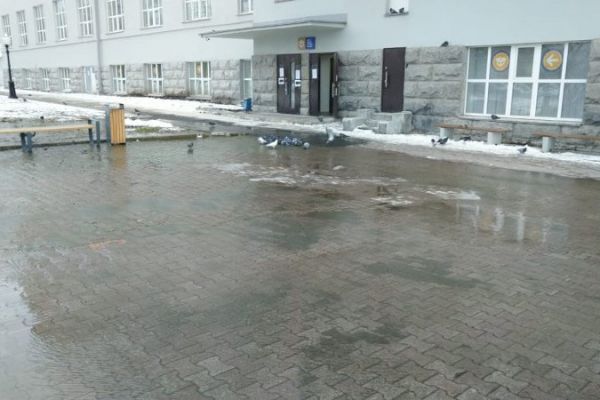 «Фонтан забил»: в центре Екатеринбурга затопило сквер