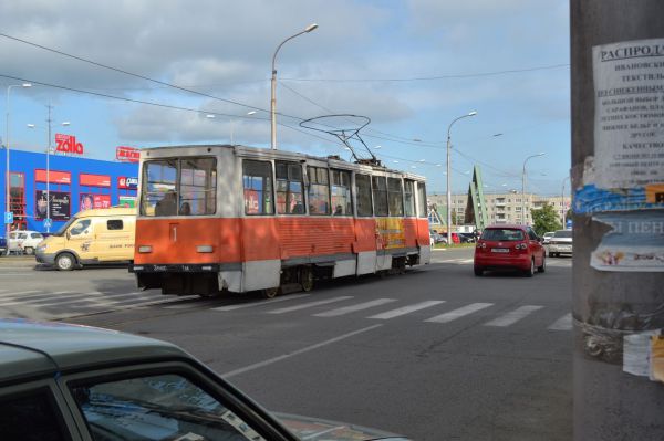 В Краснотурьинск привезли подарок-трамвай из Нижнего Тагила