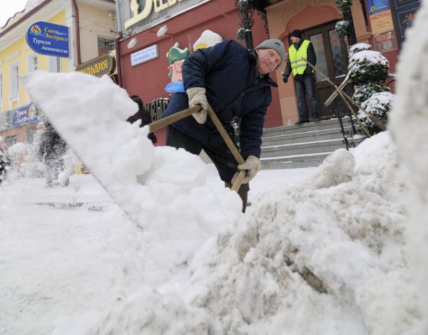Коммунальщики сражаются со снегом