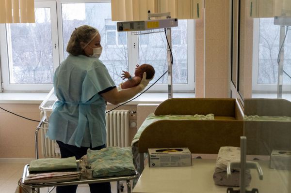 Свердловчанки стали рожать все позже. И это российская тенденция