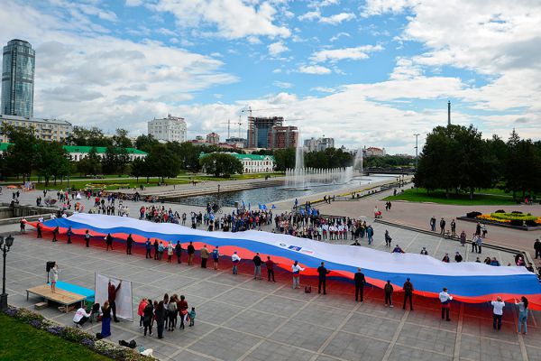 «Горжусь, что живу под флагом России»: в столице Урала сегодня развернут гигантский триколор