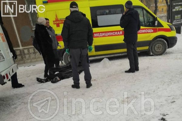 У дома на улице Декабристов нашли тело мужчины