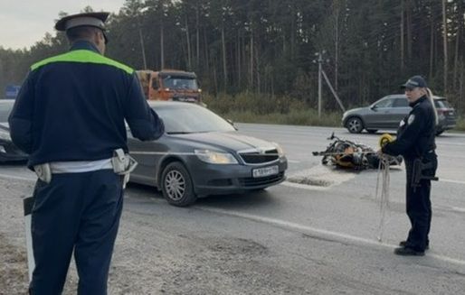 Водитель мотоцикла погиб на свердловской автодороге, с нарушением ПДД обгоняя погрузчик-экскаватор