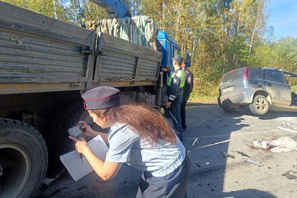 Под Ревдой водитель Nissan выехал на встречку и столкнулся с КАМАЗом