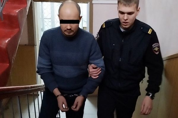Свердловские полицейские задержали курьера мошенников, забравшего миллион рублей у пожилой пары