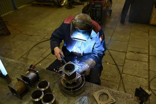 В Свердловской области не хватает сварщиков и токарей