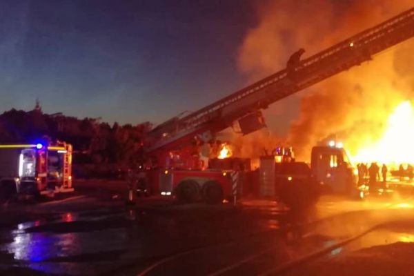Ночью в промзоне на Сибирском тракте произошел крупный пожар