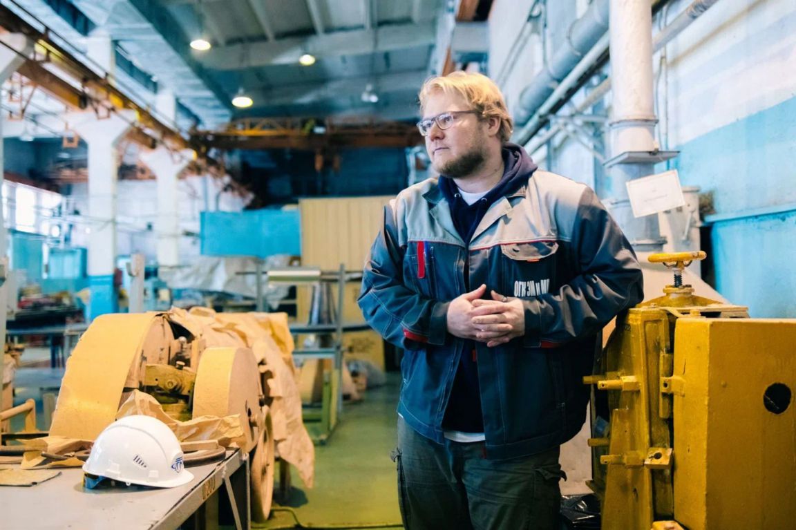 Инженер с душой режиссера. Днем Максим Макеев собирает оборудование, вечером — разбирает на части человеческие судьбы