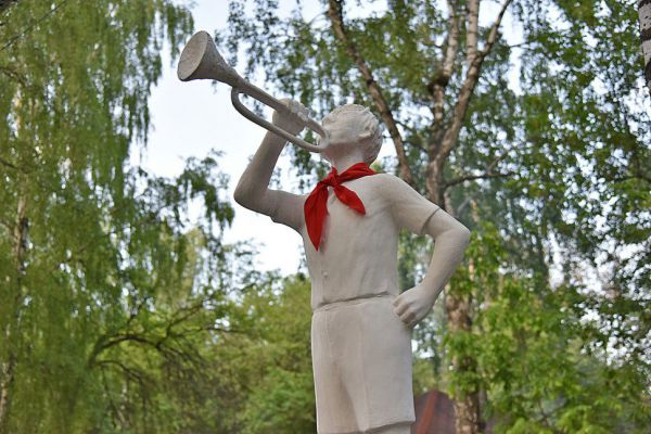 Парк советской скульптуры в Нижнем Тагиле пополнился «Мальчиком с портфелем»