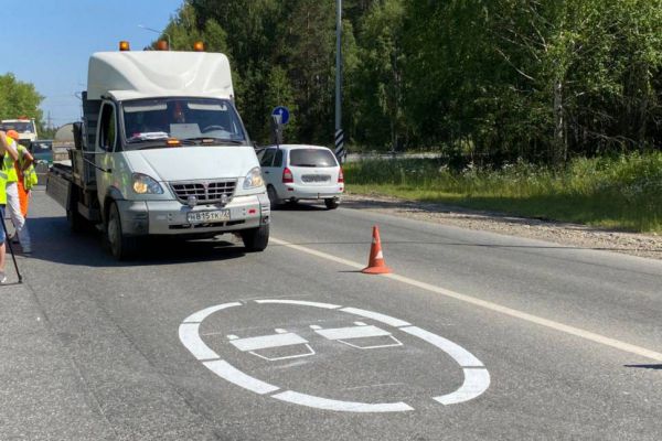 Катафалки устроили пробку на улице Серафимы Дерябиной