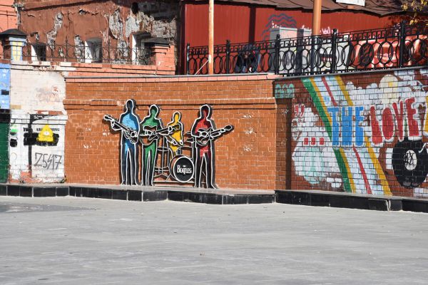 В Екатеринбург приехал британский стрит-арт художник, он распишет стену у памятника «Битлз»