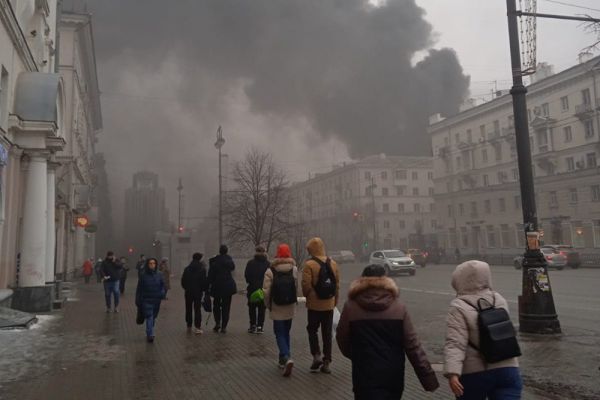 В Екатеринбурге загорелась крыша больницы на Братьев Быковых