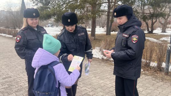 В парках уральской столицы сотрудники ГИБДД и полиции провели уроки безопасности для юных пешеходов