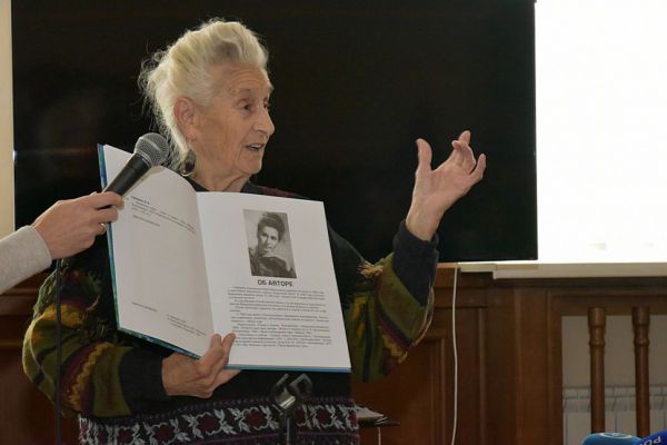 Не стало Веры Сибиревой, уральской бабушки-сказочницы, продававшей книги на улице