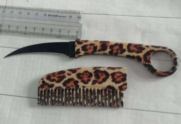 «Сюрприз» для приставов. В Екатеринбурге женщина попыталась пронести в суд расческу с замаскированным ножом