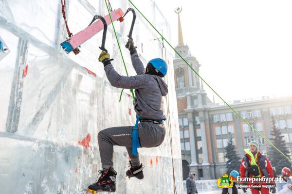 В Екатеринбурге демонтируют Ледовый городок. Скоро здесь снова откроют парковку