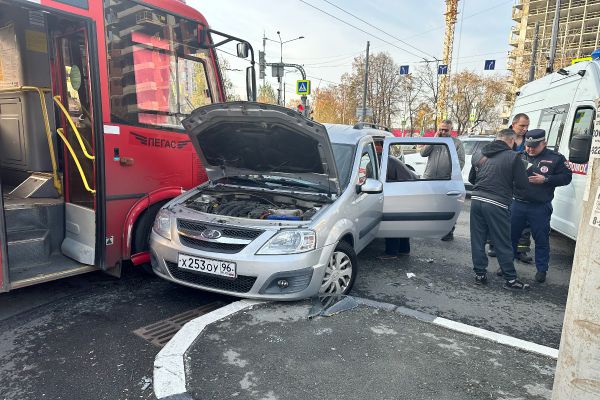 В Екатеринбурге в ДТП с автобусом №98 пострадал трехлетний ребенок