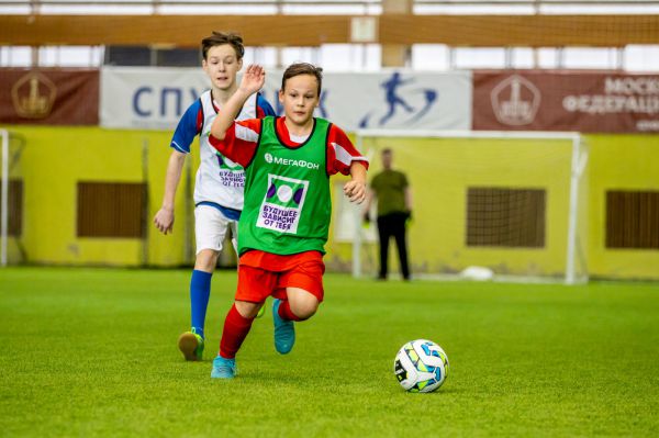 В Екатеринбурге стартовал благотворительный турнир по футболу