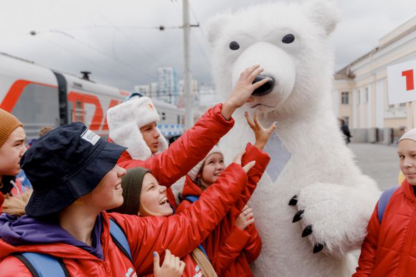 Одиннадцать свердловских школьников едут на поезде от Санкт-Петербурга до Владивостока