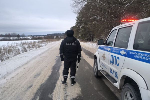 На Среднем Урале из-за гололеда перекрыли дорогу между Билимбаем и Тарасково