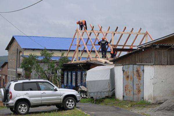 В Кушве строители восстанавливают крыши домов, снесенные июньским смерчем