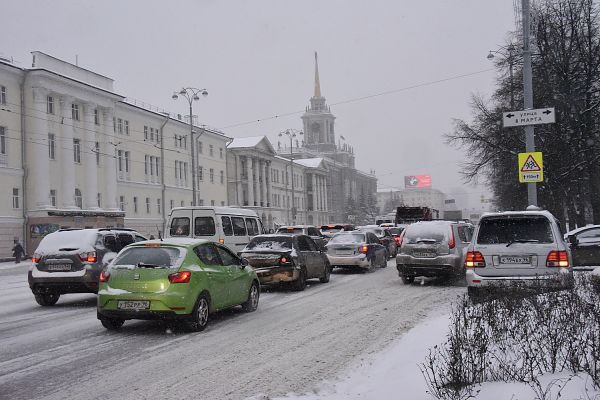 Снегопад вызвал целую волну аварий на дорогах области