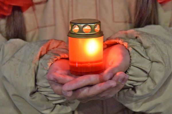 Жители Екатеринбурга зажигают свечи в память о расстрелянных в Ижевске детях