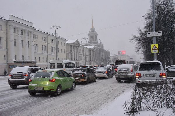 Падение снега на крыши авто признано самым частым страховым случаем этой зимой