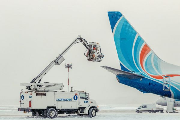 Зима на взлетной: как аэропорт Кольцово справляется с первым серьезным снегопадом