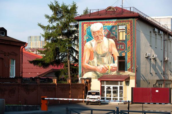 Сербский художник украсил ковром стену в Екатеринбурге