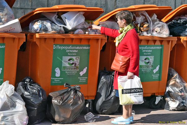 В Екатеринбурге отдыхающие оставили у пятизвездочного отеля 11 тонн мусора