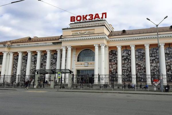 Портреты фронтовиков вновь появились на фасаде вокзала в Екатеринбурге
