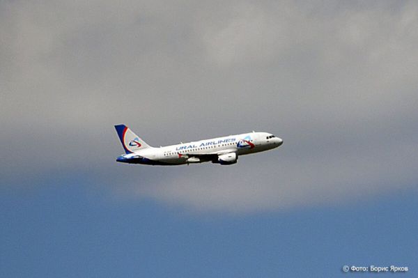 На борту самолета «Уральских авиалиний» умер мужчина