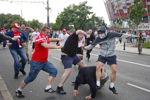 На поле арбитры, за полем — судьи