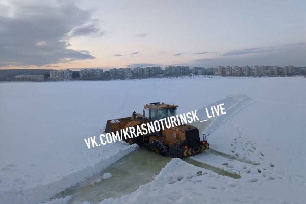 В Краснотурьинске оборудовали купель и утопили бульдозер