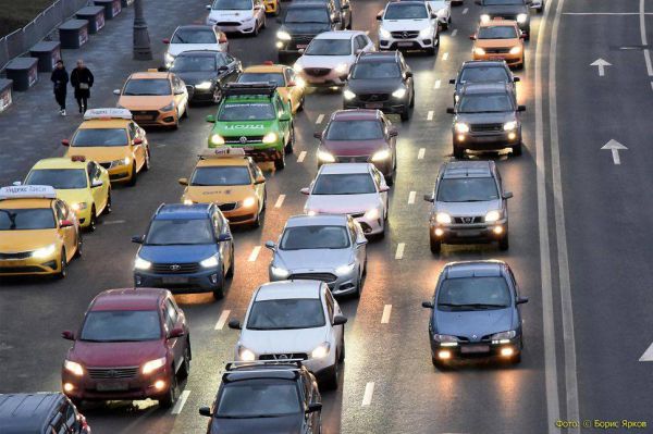 Из-за первого снега в Екатеринбурге автомобилисты встали в гигантские пробки