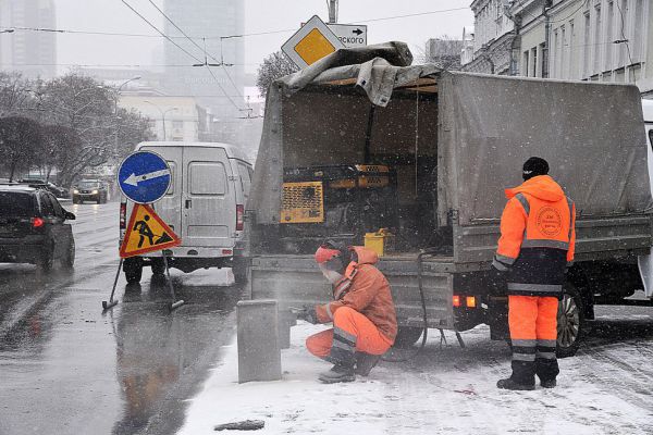 Дороги Екатеринбурга продолжают очищать от наледи