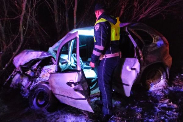 На свердловской трассе Lada врезалась в грузовик с прицепом на встречной полосе